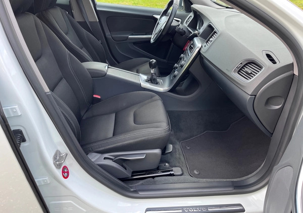 Volvo V60 cena 40900 przebieg: 253000, rok produkcji 2013 z Warszawa małe 781